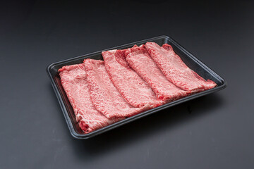 国産 黒毛和牛 肩ローススライス　斜め俯瞰　Domestic Japanese Black Beef Shoulder Loin Slices, Diagonal View
