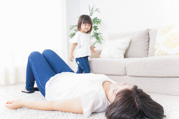 Fototapeta premium 部屋で寝る子ども