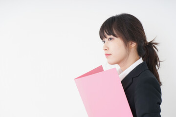 オフィスで書類を持つ若い女性