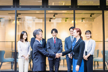 グローバルな契約を結ぶビジネスパーソン