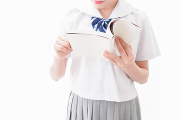 笑顔で勉強をする若い学生