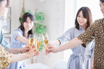 パーティーで乾杯をする若い男女