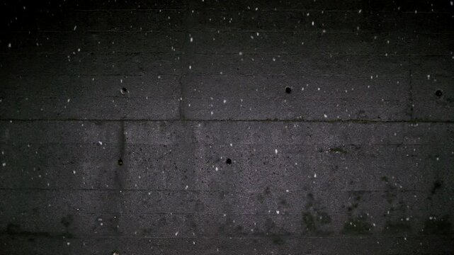 雪の降る誰もいない夜の駅のホーム　線路・冬・寒い