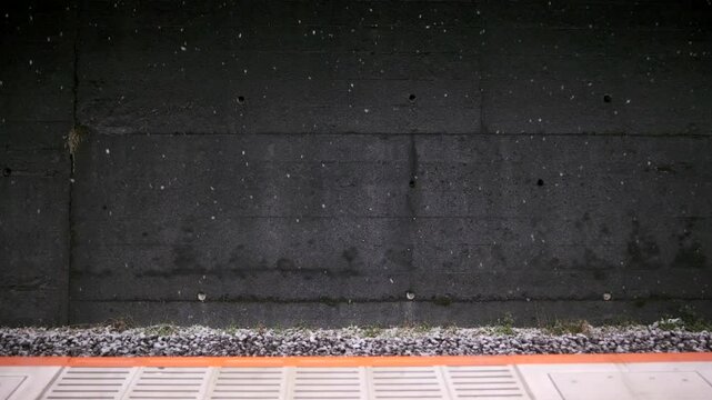 雪の降る誰もいない夜の駅のホーム　線路・冬・寒い