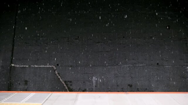 雪の降る誰もいない夜の駅のホーム　線路・冬・寒い