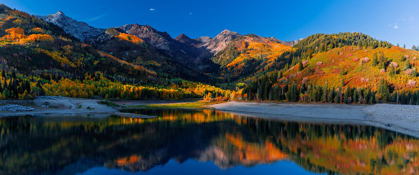 Scenic panoramic landscape of Silver lake reservoir in Utah, Wasatch mountain range