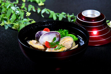 日本の春の味覚　浅利と菜の花のお吸い物