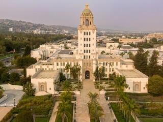 Fototapeta premium Aerial view of Beverly Hills City Hall, a government building in Los Angeles, California, USA. The building provides municipal services to residents and businesses.