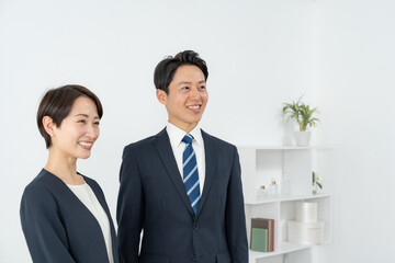 希望を持つビジネスマン二人