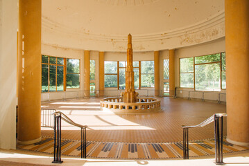 Source de Vittel. Eau minérale française. Thermes naturelles. Architecture des bains et cures thermales en France. Architecture de coupole rétro