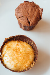 Gros plan sur un dessert sucré. Dessert chocolaté. patisserie avec du chocolat. Crème vanille et chocolat