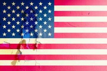 Naklejka premium An old American flag painted on a cracked wall creates a textured and patriotic background.