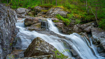 Wasserfall im Naturparadies Eidslandet in Norwegen