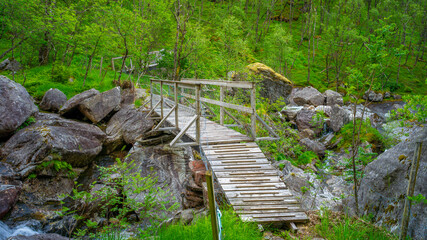 Obraz premium Holzbrücke im Naturparadies Eidslandet in Norwegen
