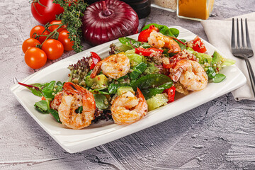 Salad with prawn and quinoa