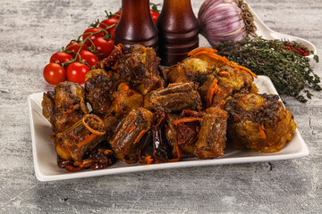 Baked oztail with tomato and carrot