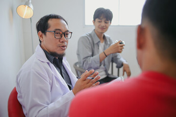 Obraz premium Portrait Of Therapist Man Speaking Giving Advice To His Patient During Group Therapy Session