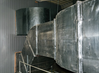 Thermally insulated ventilation duct of a large room climate control system