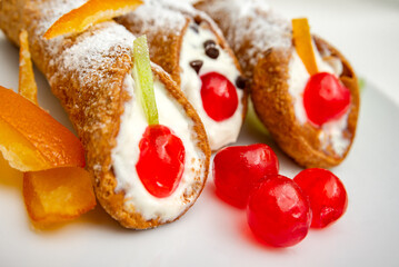 Primo piano di cannoli siciliani freschi, dolce tradizionale italiano 