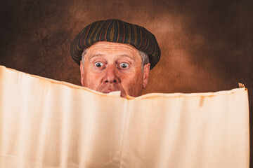 Mann mit Tageszeitung (leer)