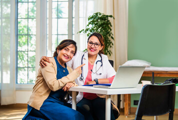 Obraz premium Indian doctor and elderly patient share a warm handshake, celebrating healthcare and recovery