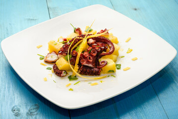 Polpo e patate, tipico antipasto italiano, ricetta mediterranea 