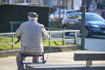 Vieux homme repos mobilité déambulateur parc
