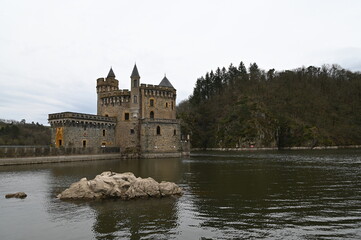 Obraz premium St Maurice sur Loire et Château de la Roche