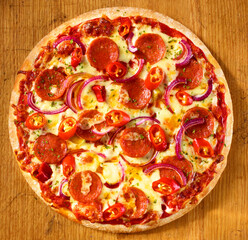 Steinofenpizza mit Salami roten Zwiebeln und Chili, salsiccia, Wurst, scharf, pepperoni, 
