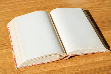 Altes Buch mit leeren Seiten