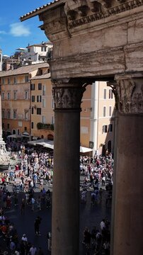 le colonne del Pantheon a Roma, con la piazza gremita di turisti.