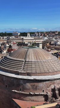 le colonne del Pantheon a Roma, con la piazza gremita di turisti.
