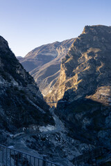 Obraz premium A beautiful mountain range featuring a road that goes through it