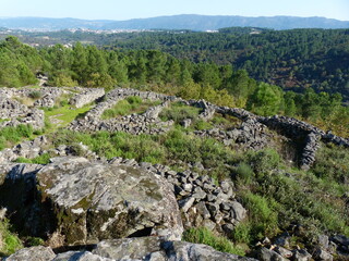 Paysage montagne vieilles pierres ruines