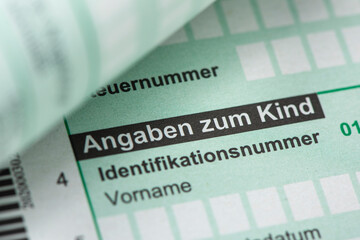 Obraz premium Formular zur Steuererklärung beim Finanzamt über Angaben zum Kind