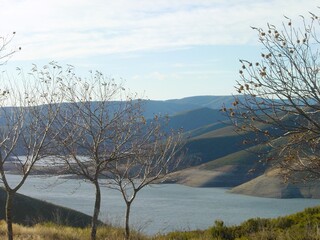 Paisagem de rio sobre a montanha