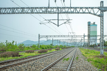 Fototapeta premium 鉄道旅行-長く続くレールと架線