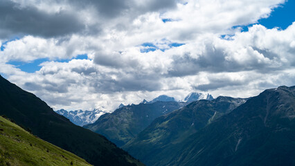 Obraz premium rocky mountain peaks in the clouds. cloud cover in the mountains