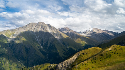 Naklejka premium rocky mountain peaks in the clouds. cloud cover in the mountains