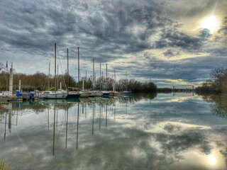 Reflets de bateaux dans un port 