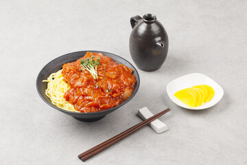  Jjamppong is a Chinese dish. It is a stir-fried dish of noodles mixed with various seafood and vegetables.