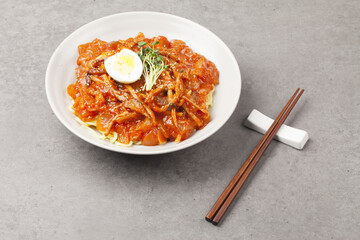  Jjamppong is a Chinese dish. It is a stir-fried dish of noodles mixed with various seafood and vegetables.