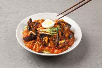  Jjamppong is a Chinese dish. It is a stir-fried dish of noodles mixed with various seafood and vegetables.