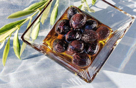 schwarze Oliven aus Nyons in der Provence.   
black olives from Nyons in Provence