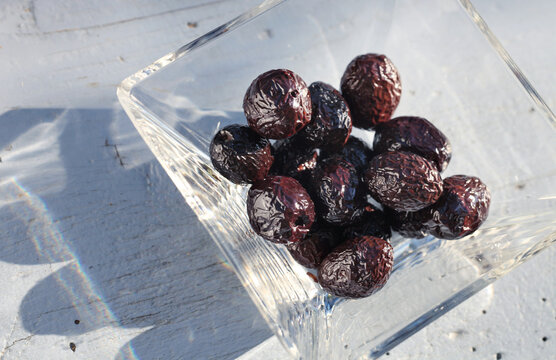 schwarze Oliven aus Nyons in der Provence.   
black olives from Nyons in Provence