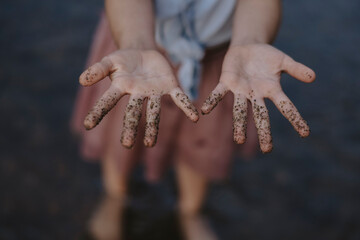 Kinderhände voller Erde