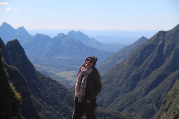 mulher no cânion das laranjeiras em Bom jardim da serra, santa catarina