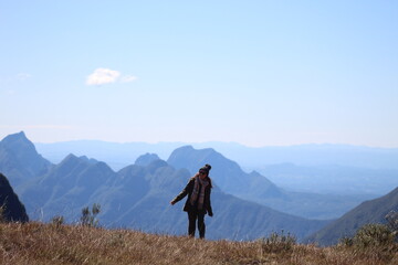 mulher no canion das laranjeiras em bom jardim da serra, santa catarina