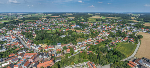 Die ländliche Stadt Rottenburg an der Laaber aus der Vogelperspektive