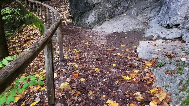 Das Felsentor bei Inzigkofen ist ein nat&uuml;rlich entstandener Natursteinbogen. Die Felsformation ist durch Erosion entstanden.